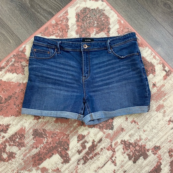 Jean Shorts in a Deep Indigo - Picture 5 of 7